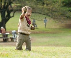 公園で歩く練習をする男の子