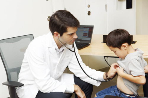 聴診器で診断する医師と子供の患者