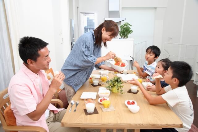 家族の食事風景