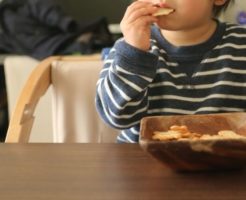 お菓子を食べる男の子