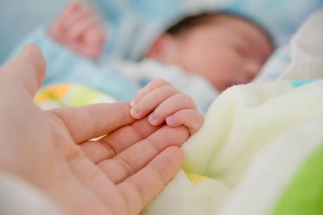 赤ちゃんと手を繋ぐ