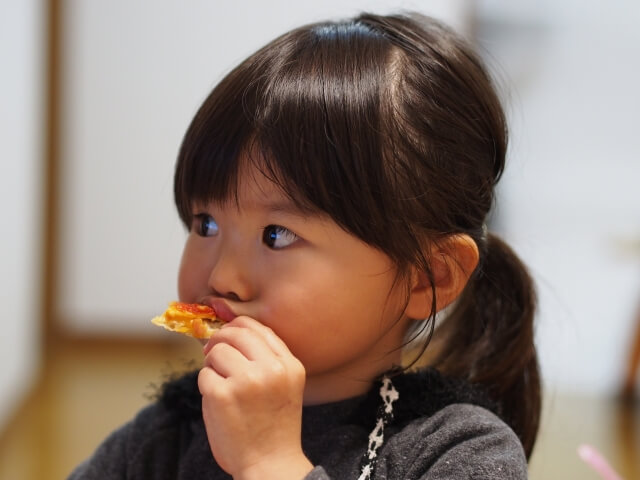ピザを食べる女の子