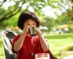 飲み物を飲む子供