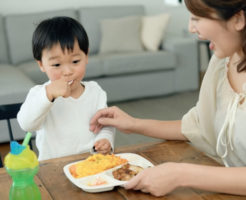 食事をする子供と母親