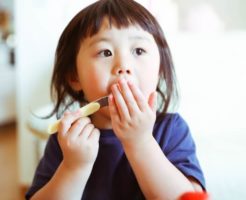 ご飯を食べる子供