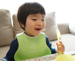 ご飯を食べる男の子