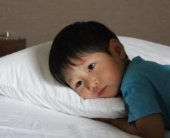 眠る男の子